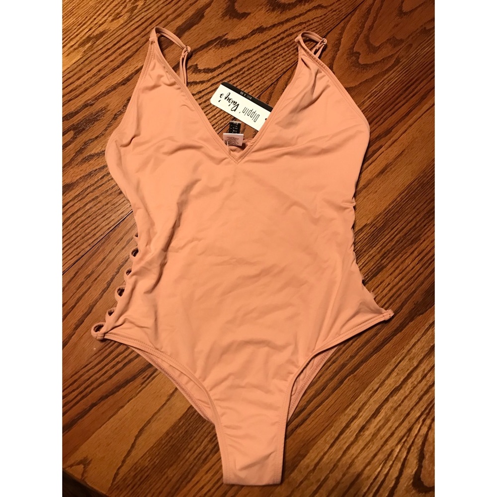 Cute one piece swimsuit!💗